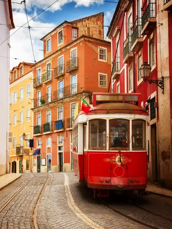 Elétrico numa rua estreita de Alfama, em Lisboa