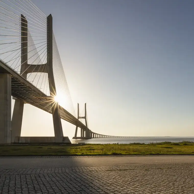 Ponte Vasco da Gama, sobre o Tejo, ao amanhecer